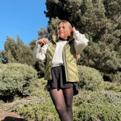 Parka mujer Michael Kors sin mangas con gorro verde1