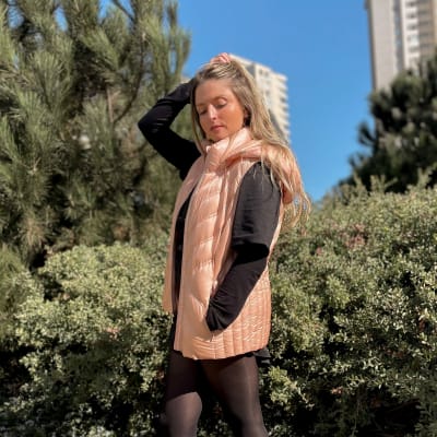 Parka mujer Michael Kors sin mangas con gorro damasco1