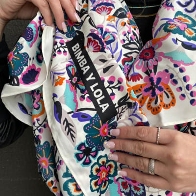 Pañuelo Bimba y Lola fondo blanco flores1