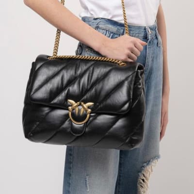 Cartera Pinko Love Big Puff Maxi Negra broche dorado1