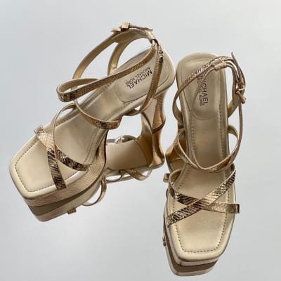 Sandalias Michael Kors abiertas taco alto Doradas