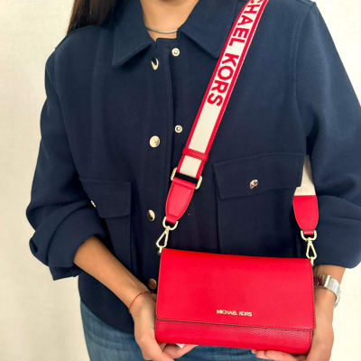 Cartera Michael Kors Jet set item rectangular Strap Blanco letras rojas1