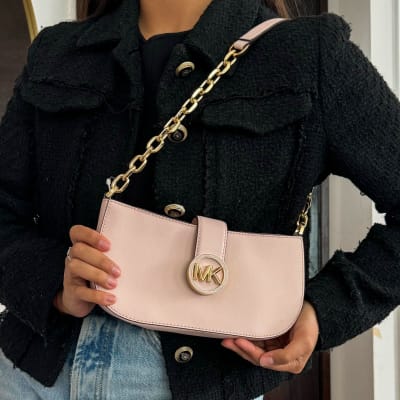 Cartera Michael Kors Carmen Pouchette Cuero Rosa1