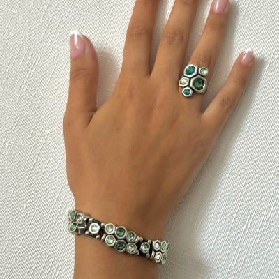 Pulsera Uno de 50 cuero con cristales panal de abeja verdes1