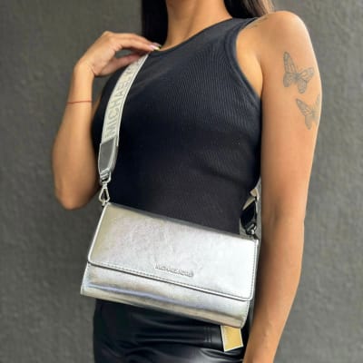 Cartera Michael Kors Jet set item rectangular Plateado Strap Blanco letras Plateadas1