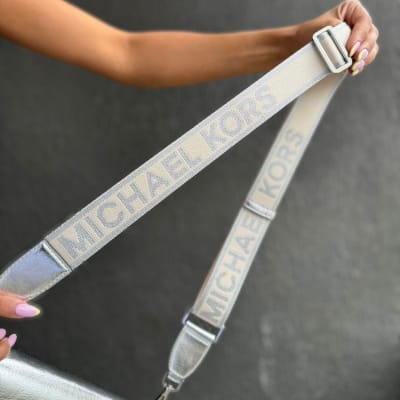 Cartera Michael Kors Jet set item rectangular Plateado Strap Blanco letras Plateadas