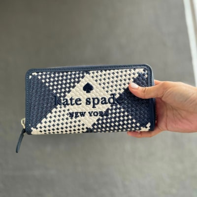 Billetera Kate Spade Grande Larga Tejida Azul y blanco1