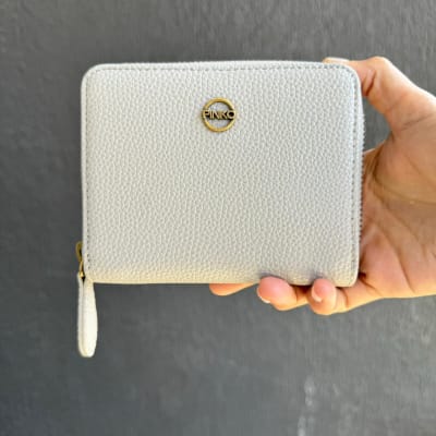 Billetera Pinko Cuadrada Gris Beige1