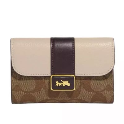 Billetera Coach mediana broche marron tapa vainilla1
