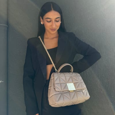 Cartera Purificacion Garcia Crossbody acolchada cadena dorada taupe1