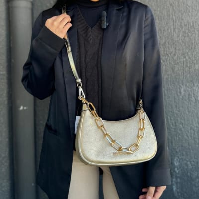 Cartera Michael Kors Cora Dorada con cadenas1