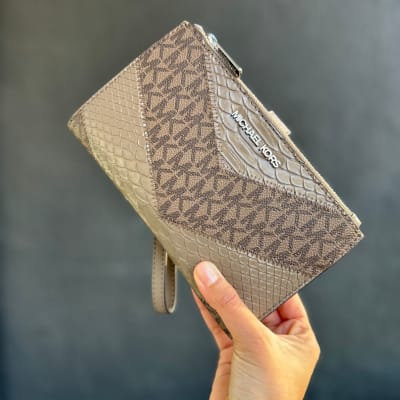Billetera Michael Kors Wristlet Taupe1