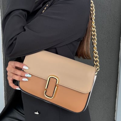 Cartera Marc Jacobs crossbody beige y café con detalles en dorado cierre J1