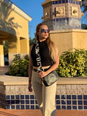 Cartera Marc Jacobs Crossbody rectangular negra correa mimetizada1