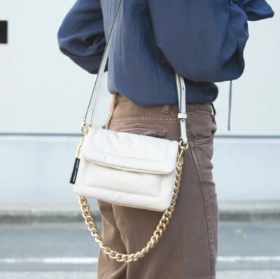 Cartera Marc Jacobs The pillow bag mediana blanca cadena dorada1