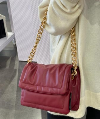 Cartera Marc Jacobs The pillow bag mediana burdeo cadena dorada1