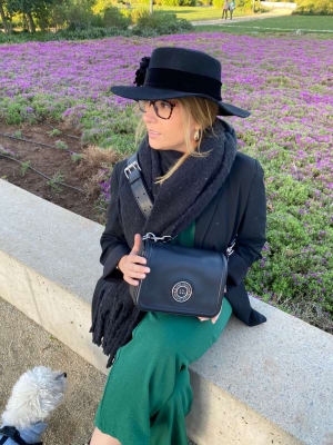 Cartera Marc Jacobs crossbody con logo redondo al medio negro1