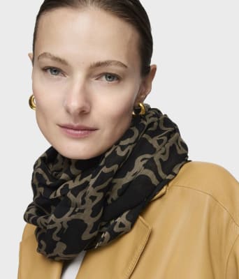 Pañuelo Tous Kaos Negro con dorado1