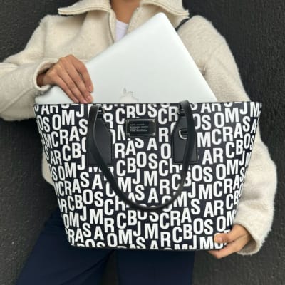 Bolso Marc Jacobs Tote Trapecio Cuero Negro letras blancas