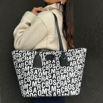 Bolso Marc Jacobs Tote Trapecio Cuero Negro letras blancas