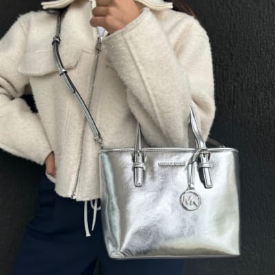 Cartera Michael Kors Jet Set Mini Tote Cuero plateado1