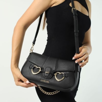 Cartera Love Moschino broche corazon y cadena dorada Cuero negro1