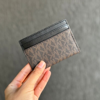 Tarjetero Michael Kors monograma cafe