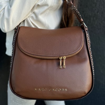Cartera Marc Jacobs Grande Cuero tapa con cierre Camel correa tela1