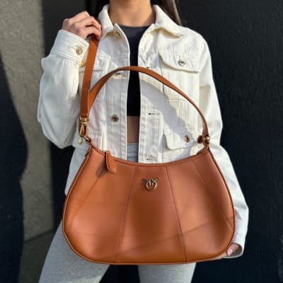 Cartera Pinko love classic half moon camel1