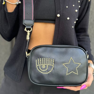 Cartera Chiara Ferragni Crossbody Eyelike negro con tachas doradas1