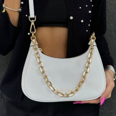 Cartera Michael Kors Cora Medium blanco con cadena dorada1