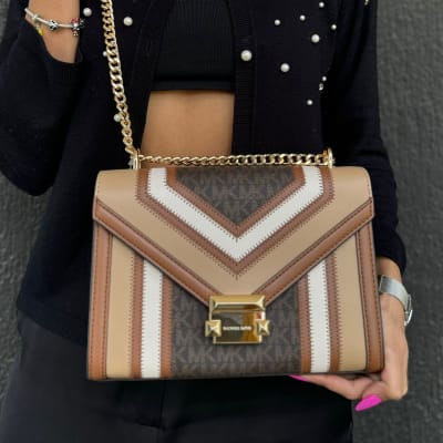 Cartera Michael Kors Whitney rectangular cafe beige y blanco1