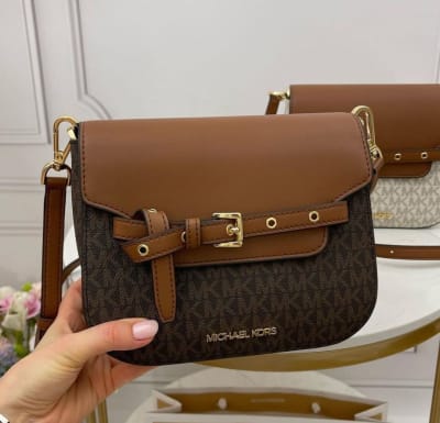 Cartera Michael Kors Ovalada cafe monograma1