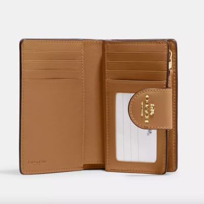 Billetera Coach Mediana Monograma Letras beige con camel