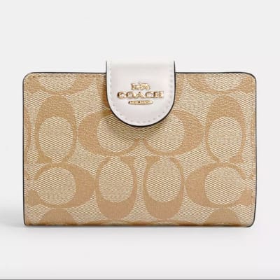 Billetera Coach Mediana monograma letras beige con blanco1
