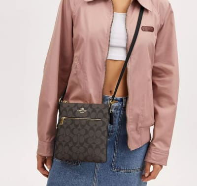 Cartera Coach Crossbody rectangular cafe monograma alargado1