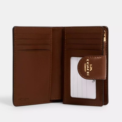 Billetera Coach mediana monograma letras cafe con camel