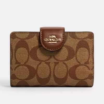 Billetera Coach mediana monograma letras cafe con camel