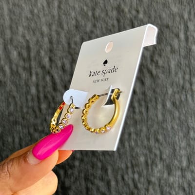 Aros Kate Spade Argollas doradas con circones lila1