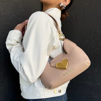 Cartera Love Moschino Shoulderbag rosa palo con broche dorado1