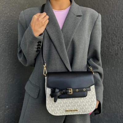 Cartera Michael Kors ovalada negra monograma1