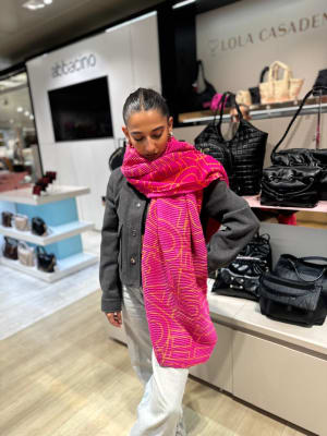 Bufanda Lola Casademunt Fucsia Letras Naranjas1