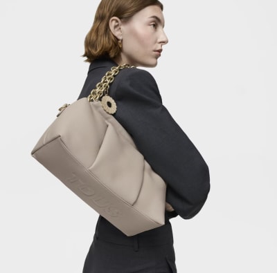 Cartera Tous Ovalada con colgante de flor plata Taupe1