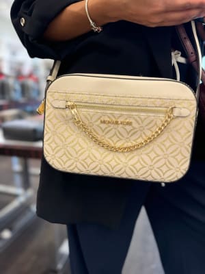 Cartera Michael Kors Cadenas beige con hilo dorado1