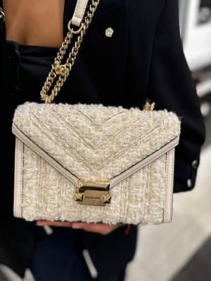 Cartera Michael Kors Whitney Rectangular Blanca con detalles dorados