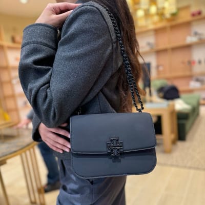 Cartera Tory Burch Crossbody mediana negro mate1