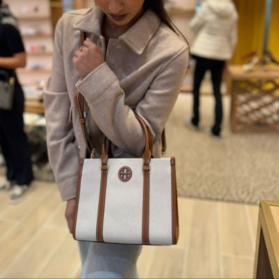 Cartera Tory Burch Tote pequeño estilo Chloé beige con camel1
