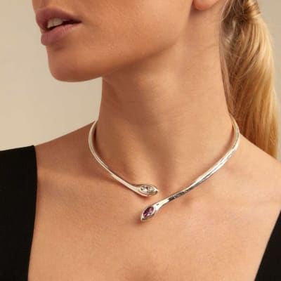 Collar Uno de 50 tipo esclava con piedra amatista y transparente