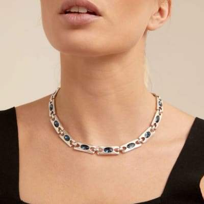 Collar Uno de 50 Eslabones plateados con piedras azules redondas1