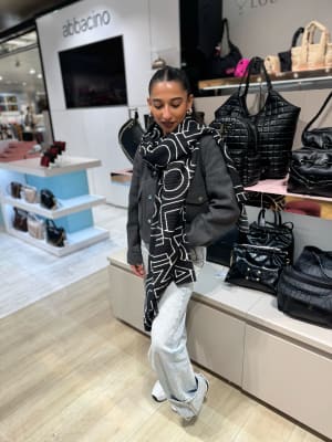 Bufanda Lola Casademunt Negra Letras Blancas1